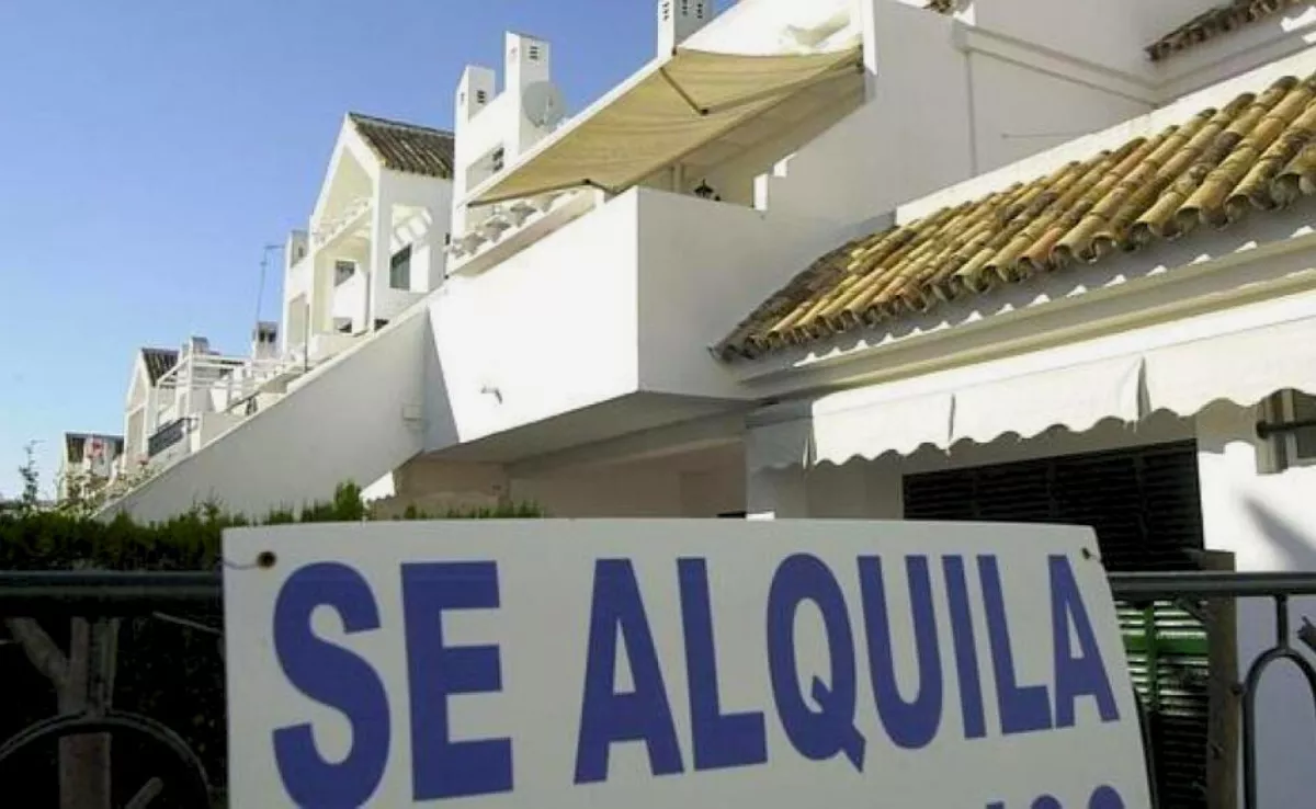 Una vivienda con un cartel de se alquila / EFE