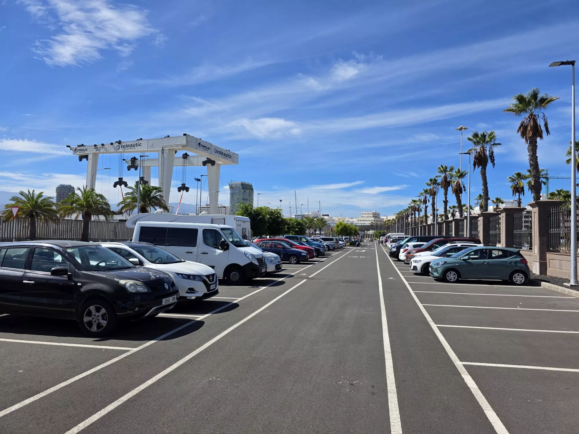 El aparcamiento habilitado junto a la pasarela Onda Atlántica, en el Puerto de Las Palmas. / AH