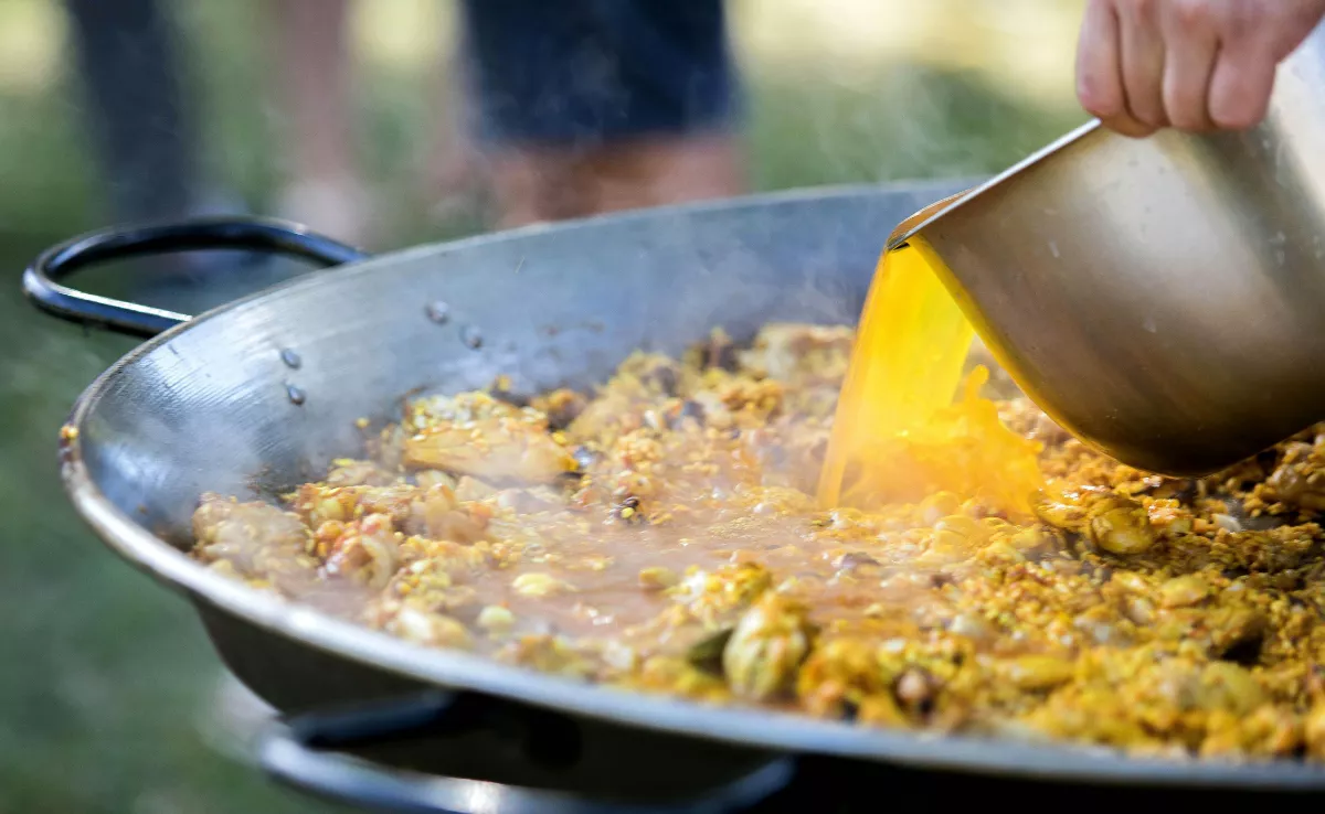 Imagen de una persona haciendo arroz / CANVA