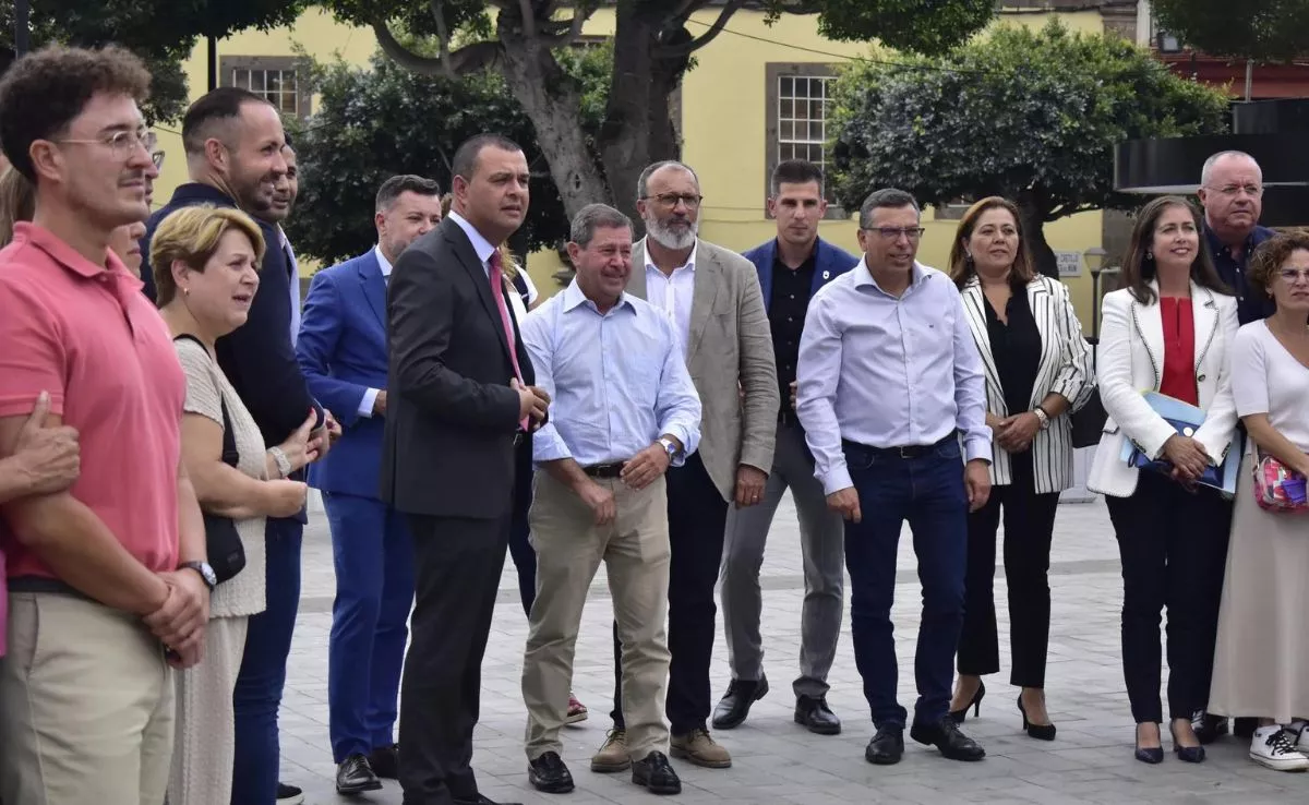 Alcalde de Valsequillo, Francisco Atta, acompañado por otros regidores del norte de Gran Canaria. /EFE