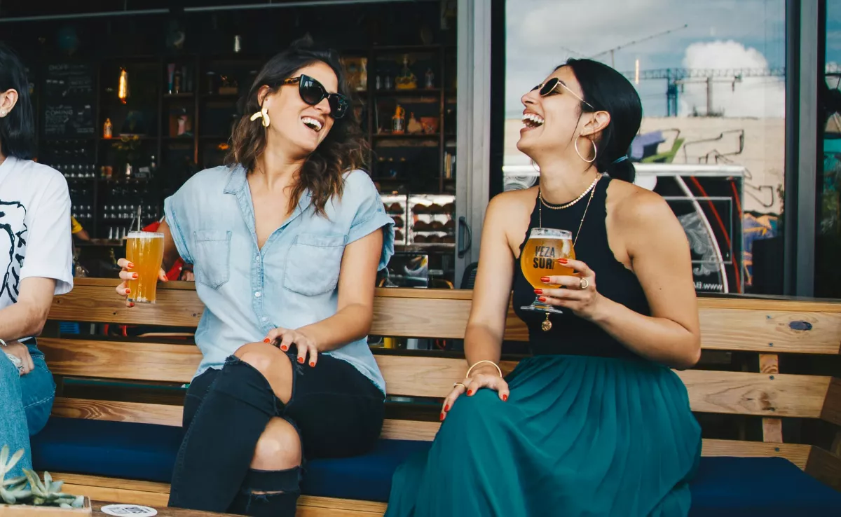 Imagen de dos chicas tomándose una cerveza / PEXELS