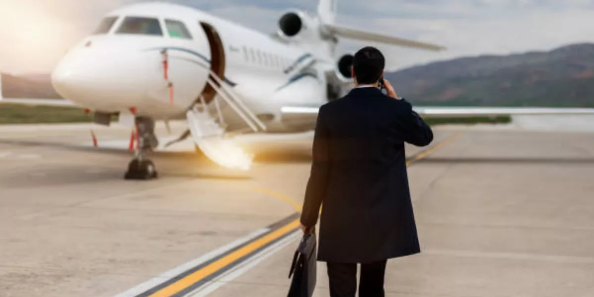 Imagen genérica de un hombre entrando a un jet privado / UNSPLASH