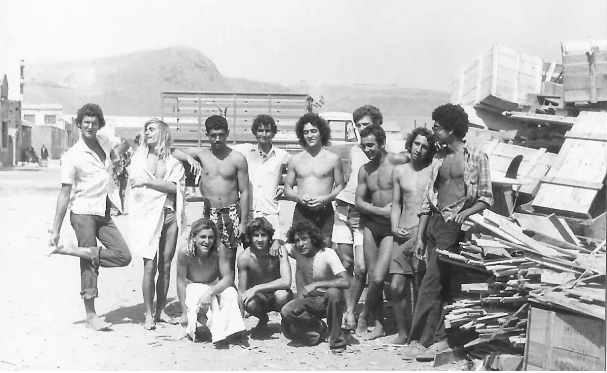 Primeros surferos en La Cícer, playa en la que surgió la cultura surf en Gran Canaria. / AGUSTÍN MACÍAS