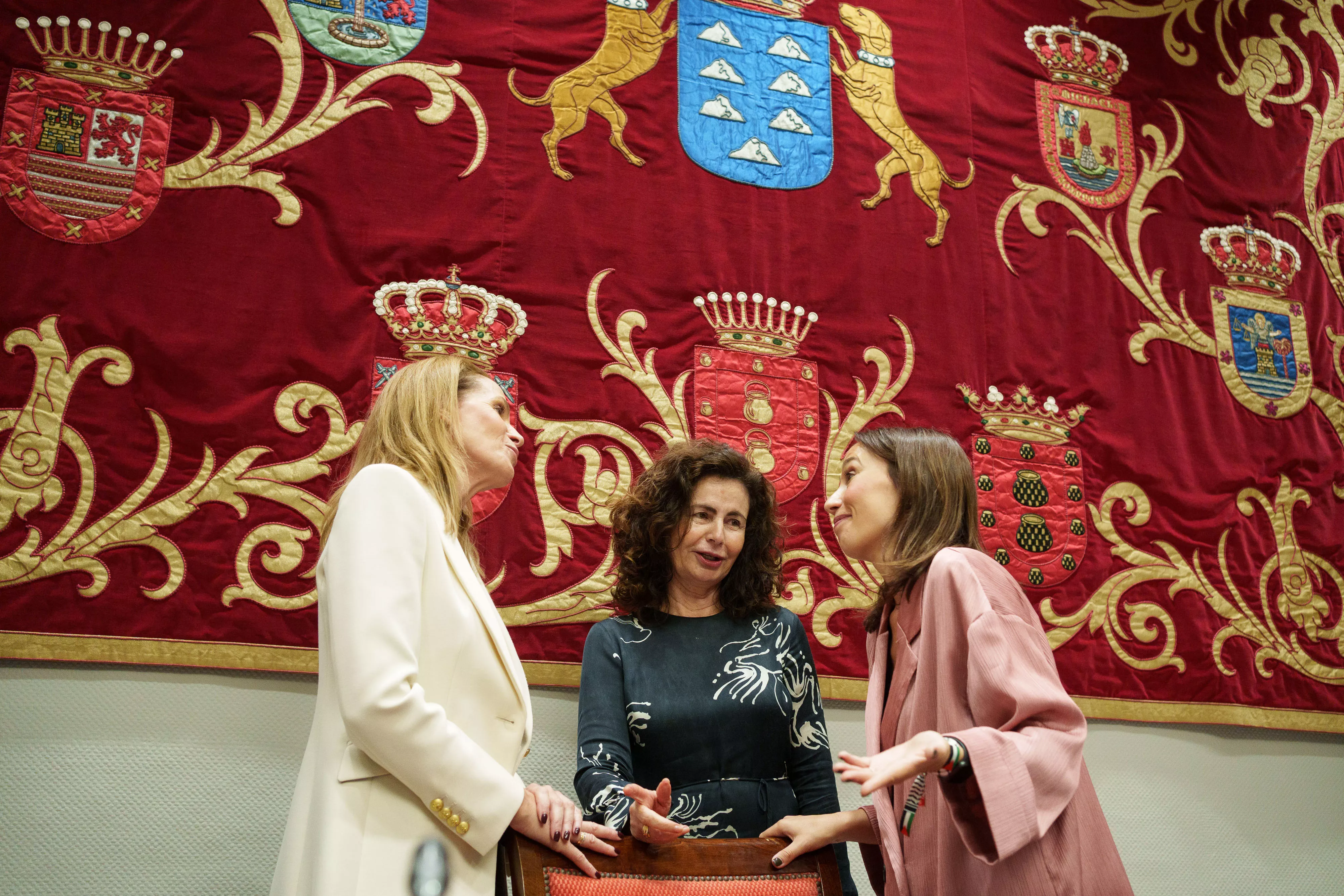  La consejera de Hacienda y Relaciones con la Unión Europea, Matilde Asián (c), del PP, conversa con las diputadas Luz Reverón (i), del PP, y Nira Fierro (d), del PSOE, antes de la comparecencia sobre los presupuesto de 2026. / RAMÓN DE LA ROCHA-EFE