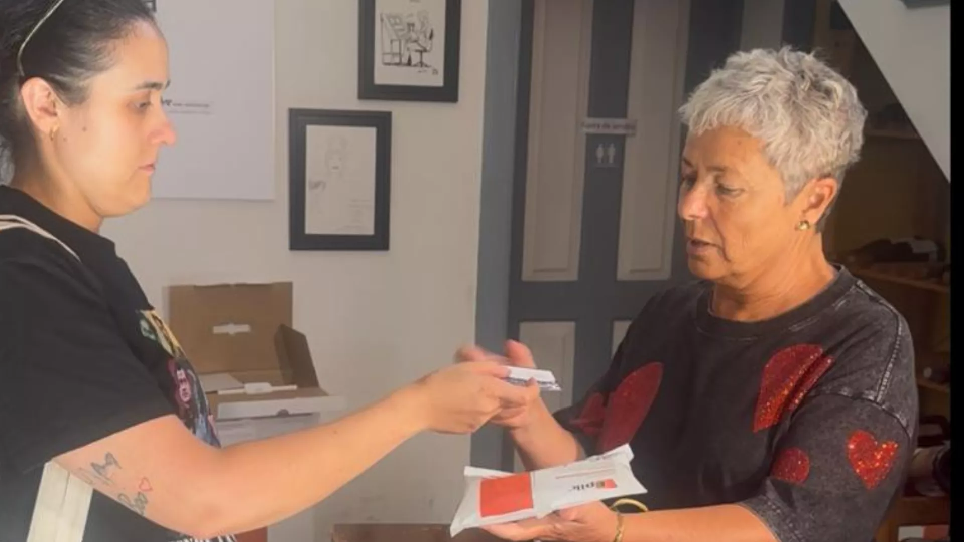 Entrega del tratamiento que busca blindar los viñedos de Tenerife frente a la filoxera. / ATLÁNTICO HOY - ALBA MARICHAL