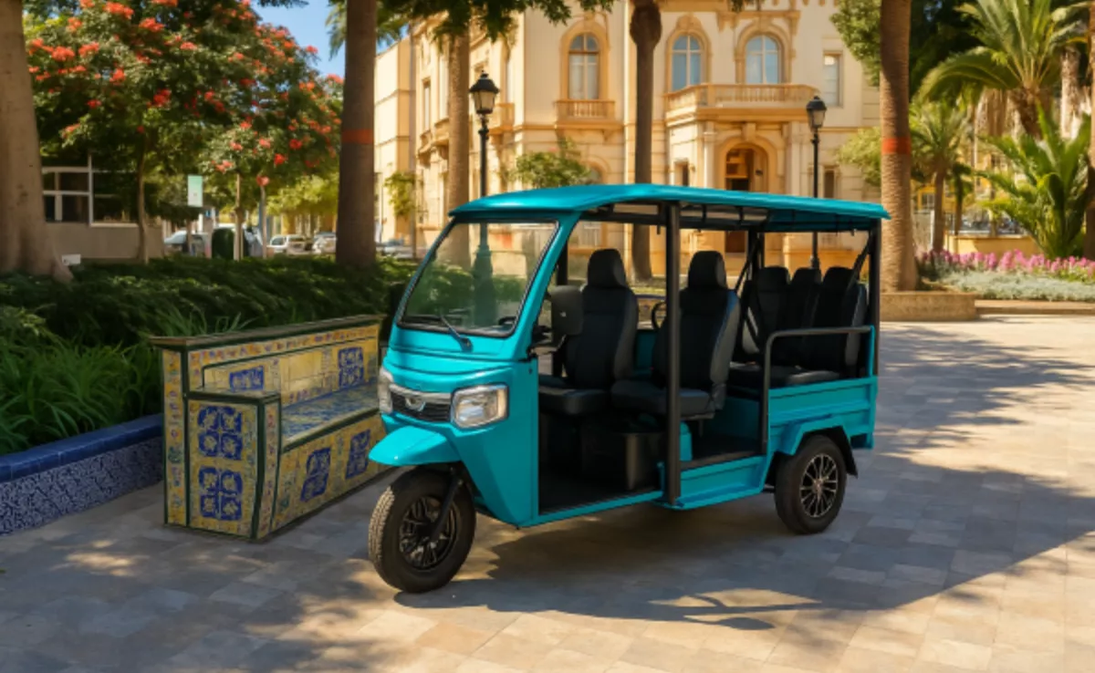 Recreación de un tuk tuk de Toke Tuk en la plaza de Los Patos de Santa Cruz./ TT
