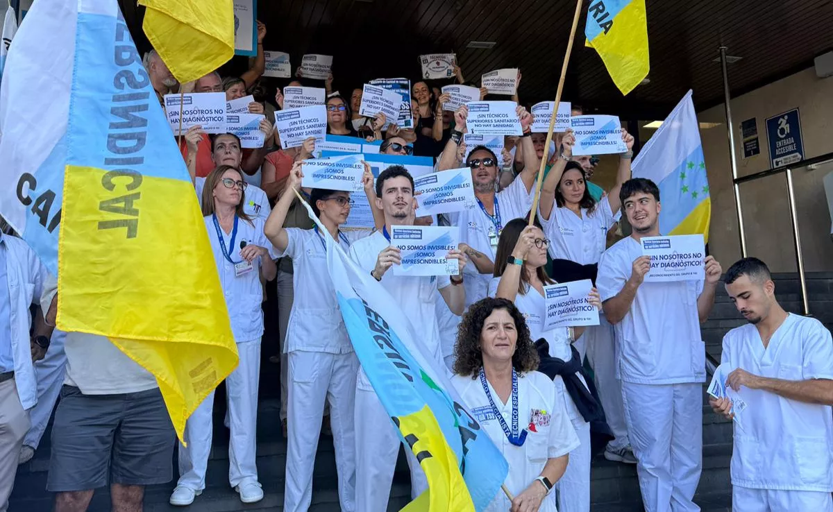 Técnicos superiores sanitarios de Canarias manifestándose por fuera del Hospital de La Candelaria. / CEDIDA