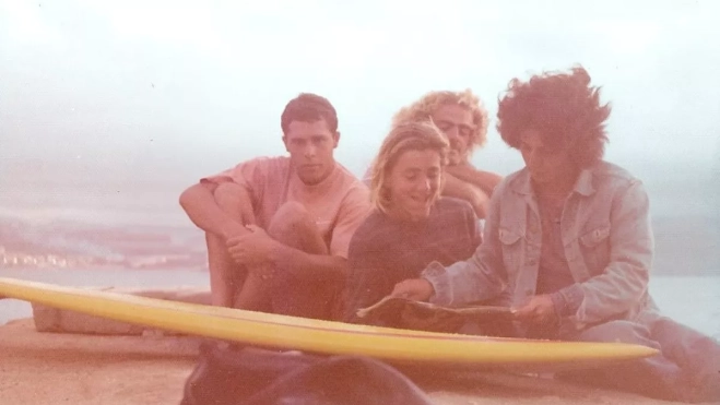Tino Macías, Sergio Urrestarazu, Eduardo Sánchez y el periodista Antonio Zaya, que en 1975 abrió la sección de Deportes de la prensa local con el surf, robándole protagonismo al fútbol y la omnipresente UD Las Palmas. / AGUSTÍN MACÍAS Tino Macías, Sergio Urrestarazu, Eduardo Sánchez y el periodista Antonio Zaya, que en 1975 abrió la sección de Deportes de la prensa local con el surf, robándole protagonismo al fútbol y la omnipresente UD Las Palmas. / AGUSTÍN MACÍAS