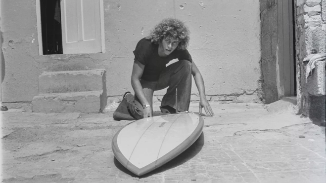 Tino Macías, en 1973, con un 'single fin' de la época. / AGUSTÍN MACÍAS Tino Macías, en 1973, con un 'single fin' de la época. / AGUSTÍN MACÍAS