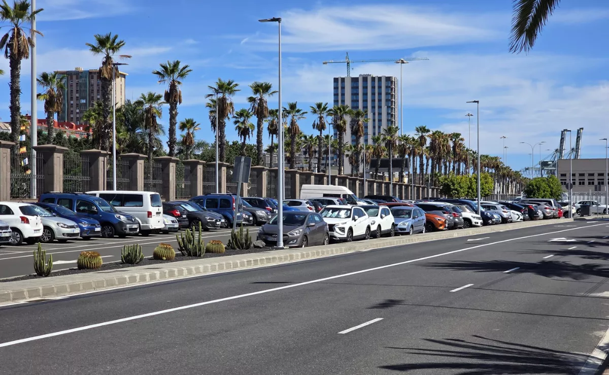 El aparcamiento del Puerto de Las Palmas en el que se han implantado límites horarios para que los vehículos no estacionen de dos a seis de la madrugada. / AH