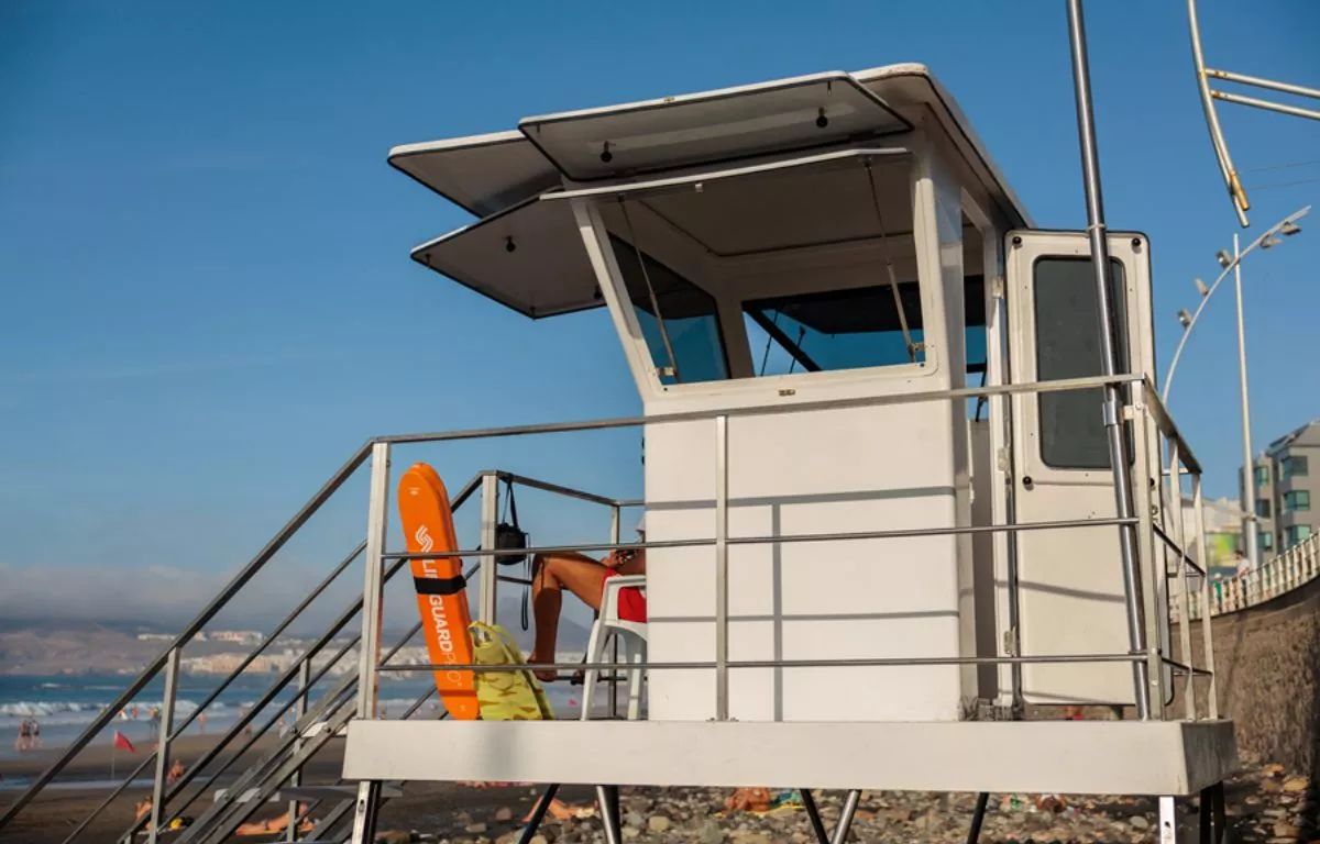 Las Canteras estrena torres, pasarelas accesibles y sistema de reanimación automática.