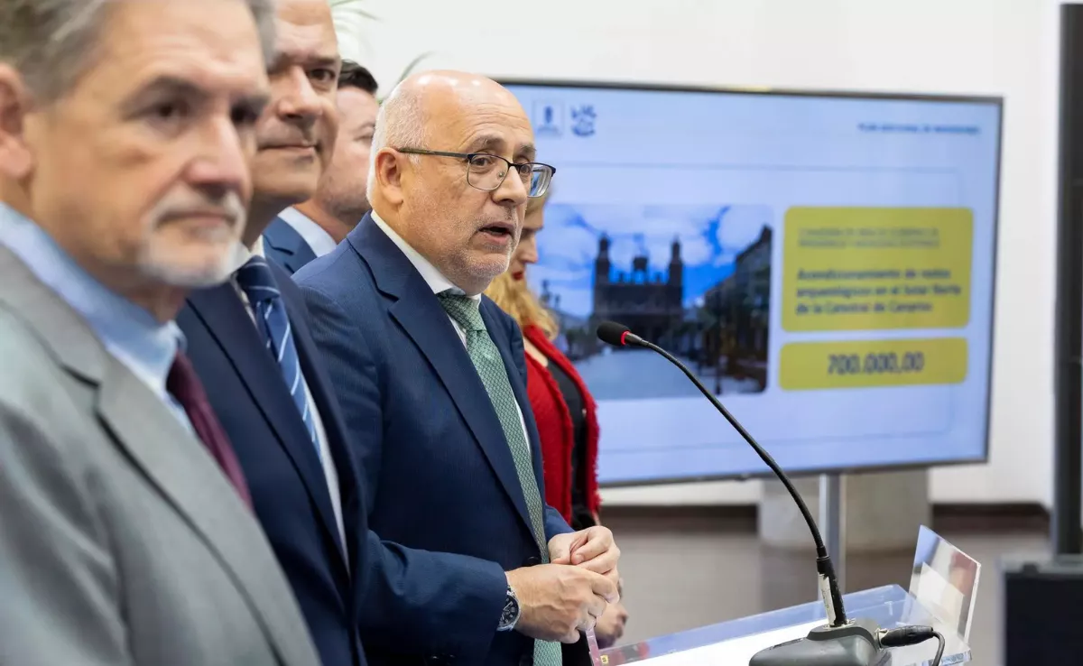 Antonio Morales, presidente del Cabildo de Gran Canaria, junto a Augusto Hidalgo y Pedro Justo / EFE