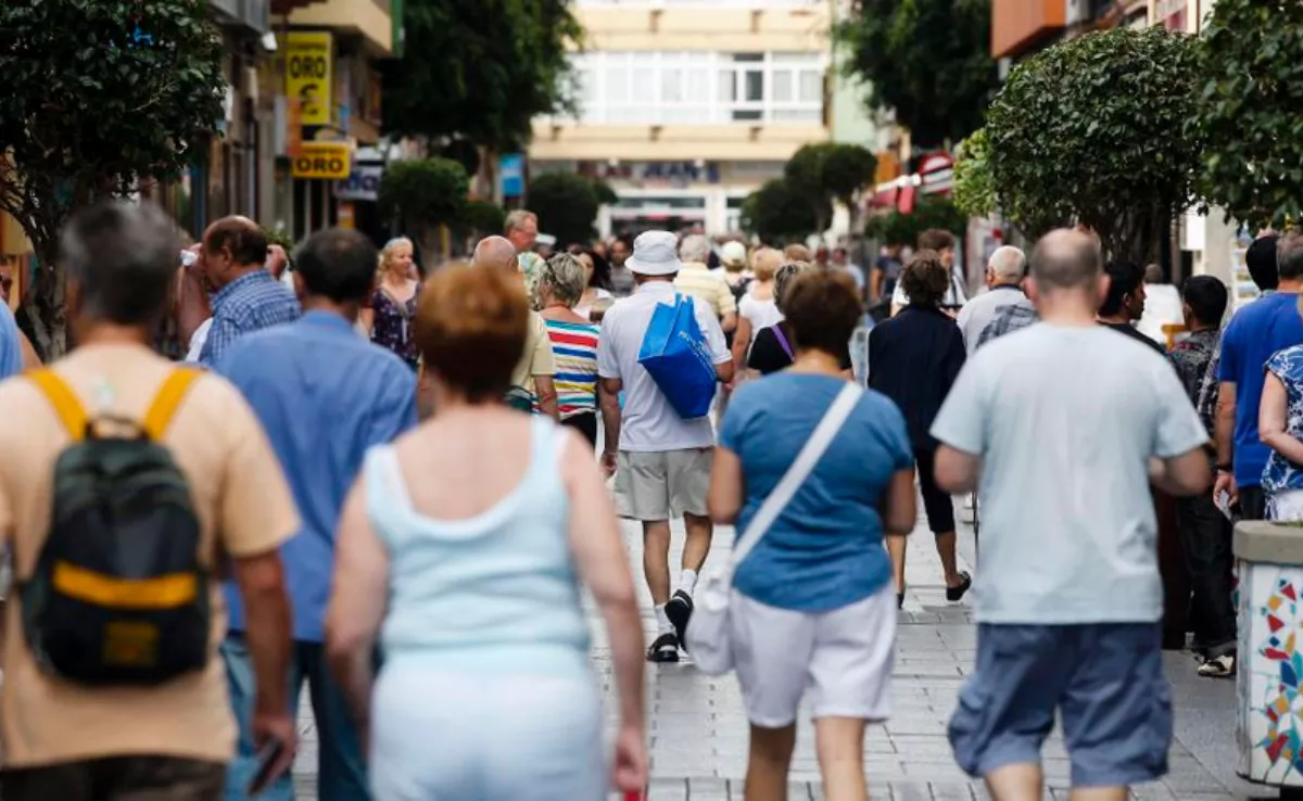 Personas paseando por una ciudad de Canarias / FLICKR LPA VISIT