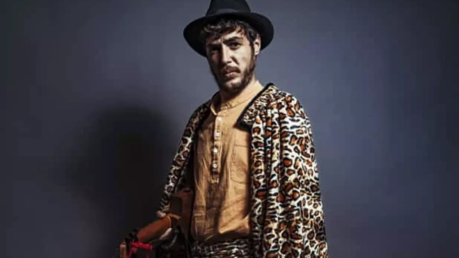 El cantante con su manta esperancera de estampando de leopardo / CEDIDA El cantante con su manta esperancera de estampando de leopardo / CEDIDA