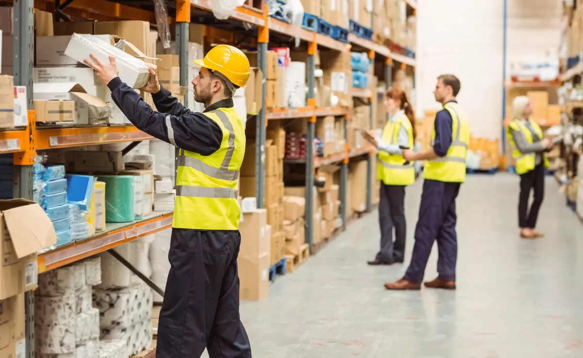 Imagen de unos mozos de almacén / CANVA