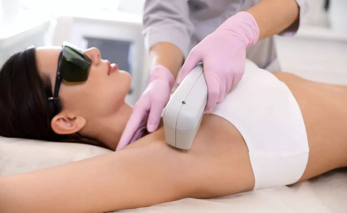 Una mujer recibe una sesión de depilación láser./ ARCHIVO