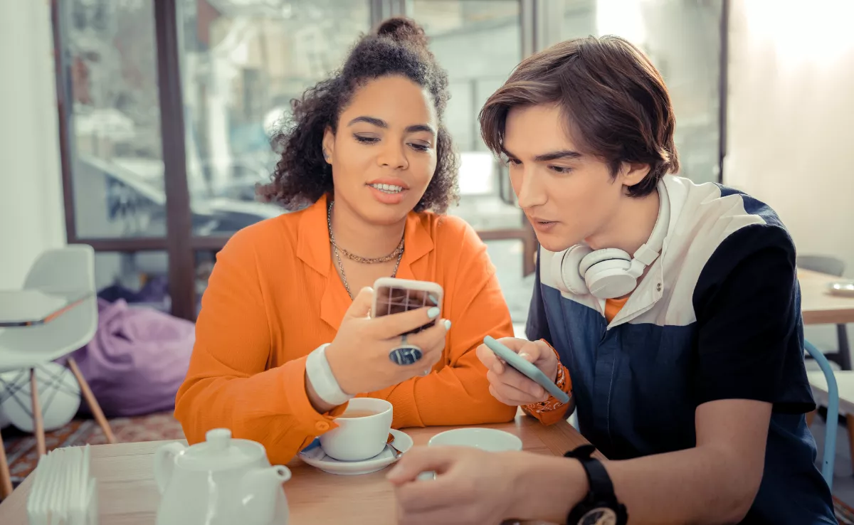 Imagen de dos personas comprando a través de una app / CANVA