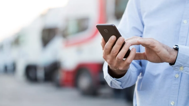 Imagen de una persona mirando el móvil / CANVA