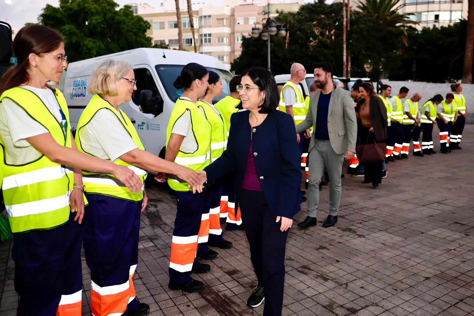 La alcaldesa, Carolina Darias, saluda al personal de refuerzo del nuevo contrato de limpieza.
