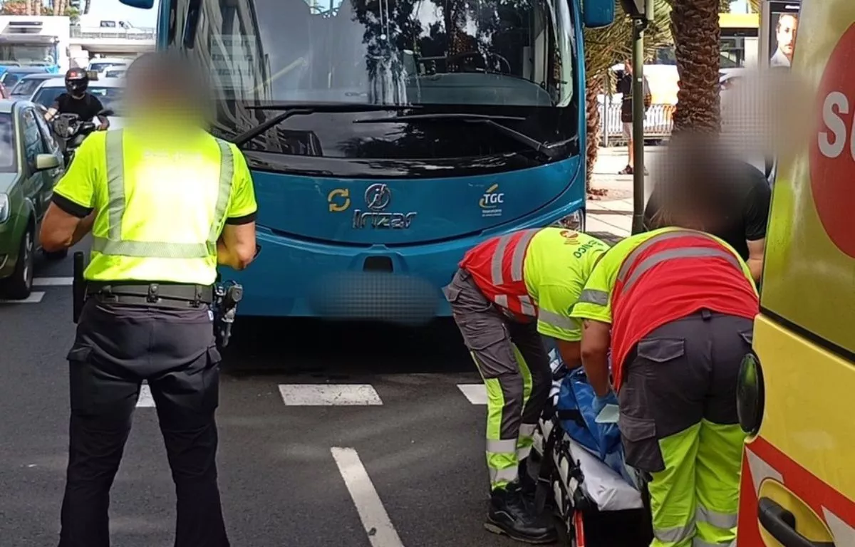 Una joven resulta herida al cruzar en rojo a la altura de San Telmo. POLICIA LPA