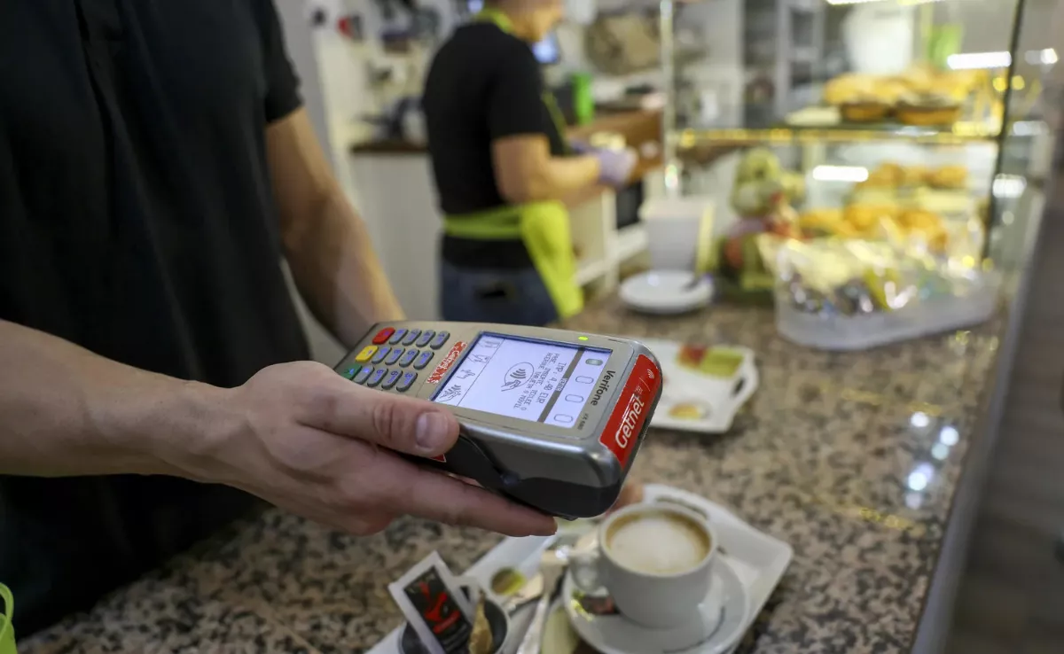 Imagen de un datáfono en una cafetería / EFE