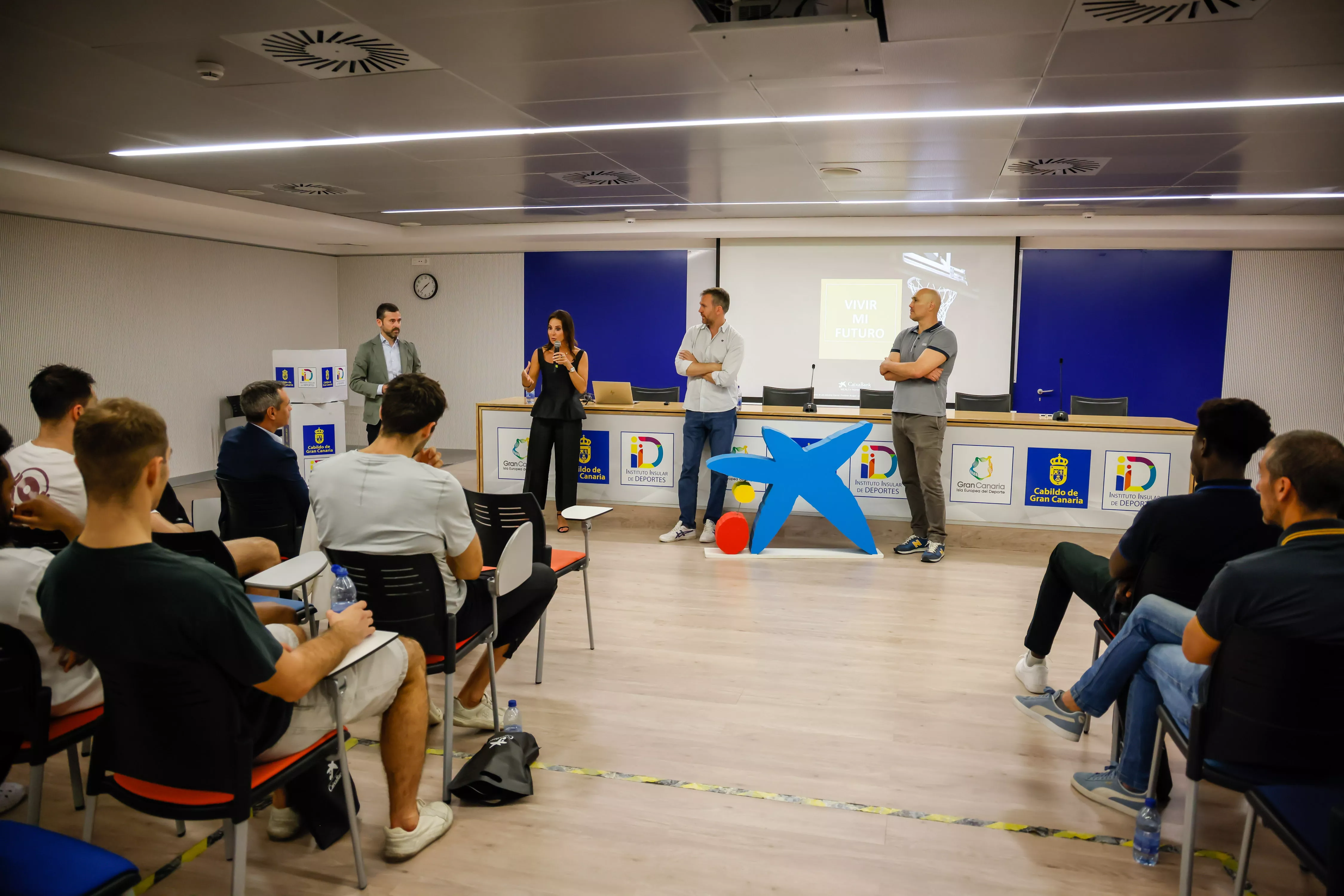 Sesión de educación financiera CaixaBank y CB Gran Canaria.