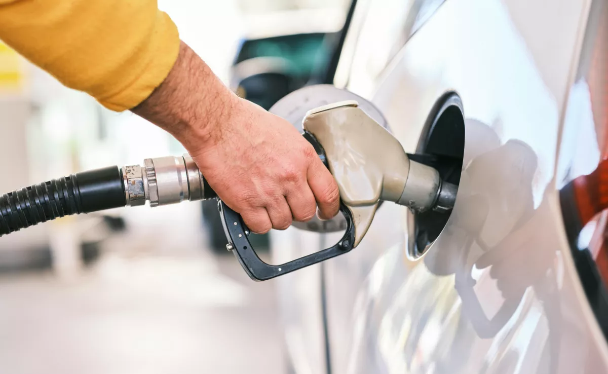 Imagen de una persona poniendo gasolina / PEXELS