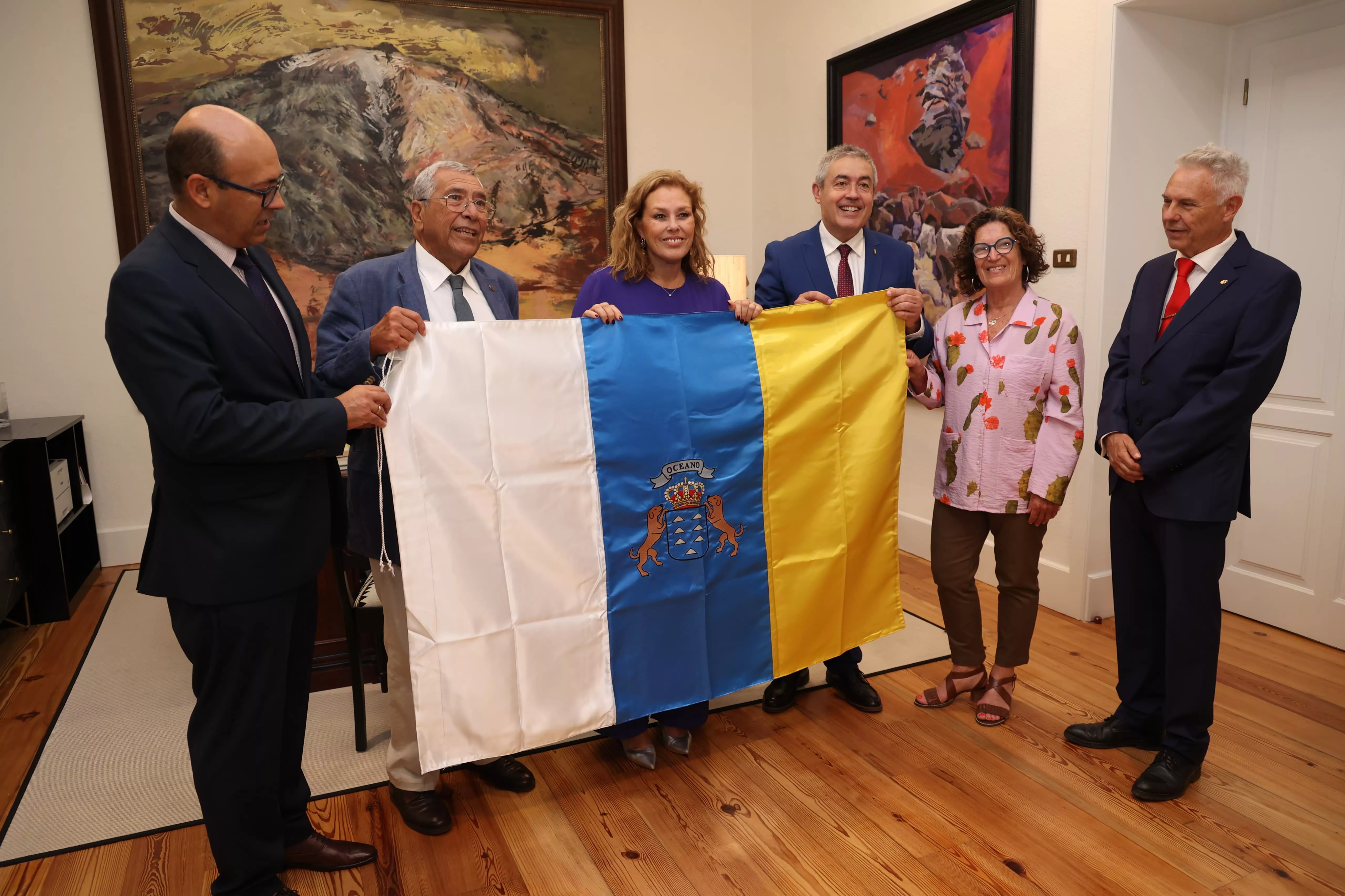 El Parlamento de Canarias entrega la bandera autonómica al Casino de La Laguna.
