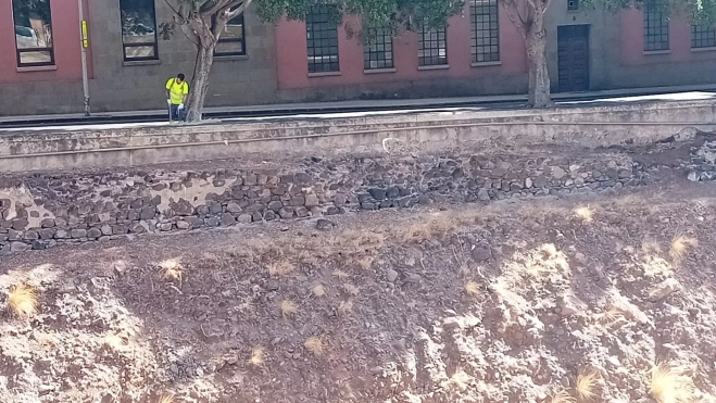 Altura del muro por el barrio de La Alegría Altura del muro por el barrio de La Alegría