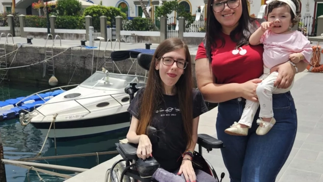 Sabela junto a Fabiana y Adhara, en su visita a Gran Canaria / CEDIDA Sabela junto a Fabiana y Adhara, en su visita a Gran Canaria / CEDIDA