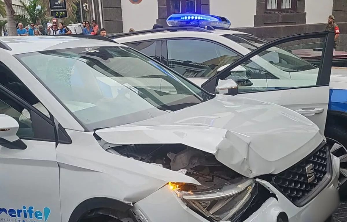 Vehículo accidentado tras una persecución policial en la calle Bravo Murillo, en Las Palmas de Gran Canaria, donde terminó impactando contra la fachada de un supermercado. AH