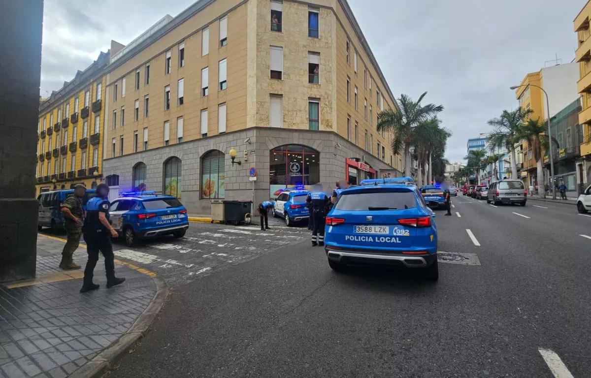 Varias patrullas de la Policía Local en la calle Bravo Murillo, donde finalizó la persecución con la detención de los dos ocupantes del vehículo.