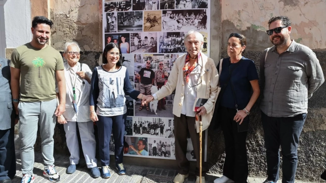 La alcaldesa, Carolina Darias, el concejal de Cultura, Josué Íñiguez, y el concejal de Distrito Isleta Puerto Guanarteme, Héctor Alemán, y el artista, Pepe Dámaso, en LPGC, calles con arte