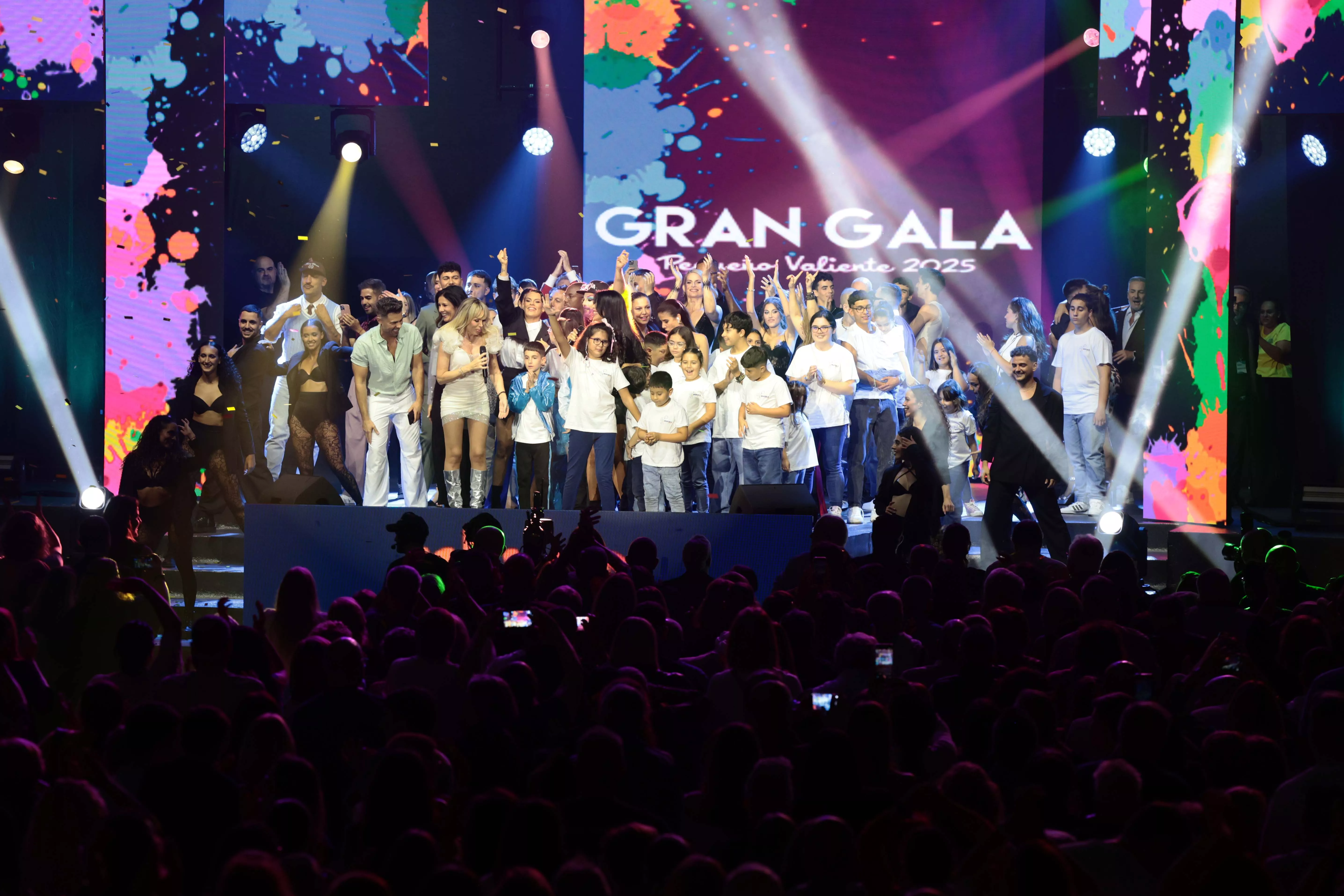 Artistas, jóvenes y miembros de la Fundación Pequeño Valiente celebran juntos el cierre de la VIII Gran Gala en el Gran Canaria Arena.