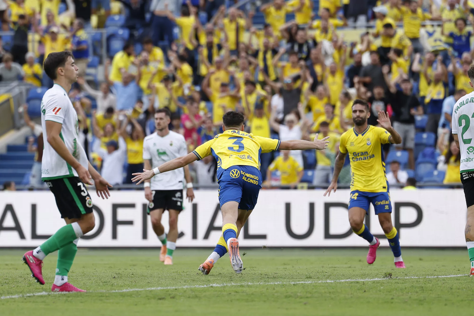 El central de la UD Las Palmas, Mika Mármol, celebra uno de los goles durante el encuentro. UD LAS PALMAS