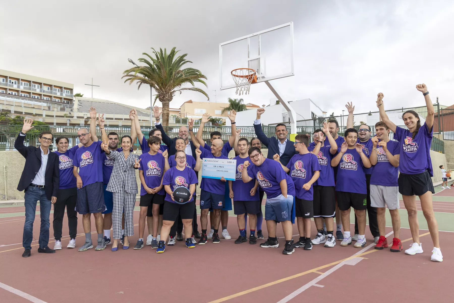 Entrega del donativo Márcate Un Triple Solidario al Club de la Piruleta. / CAIXABANK