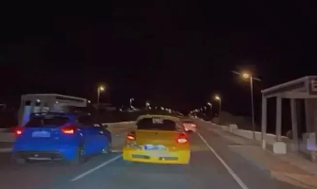 Imagen de la carrera ilegal por la que se investiga a dos jóvenes de 26 y 30 años en Lanzarote. / REDES