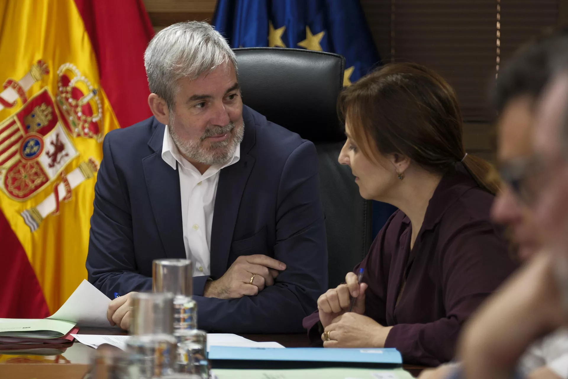 El presidente de Canarias, Fernando Clavijo (i), conversa con la consejera de Presidencia, Nieves Lady Barreto (d). / EFE - ÁNGEL MEDINA G. 