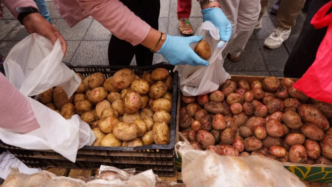 Imagen de personas comprando papas / EFE Imagen de personas comprando papas / EFE