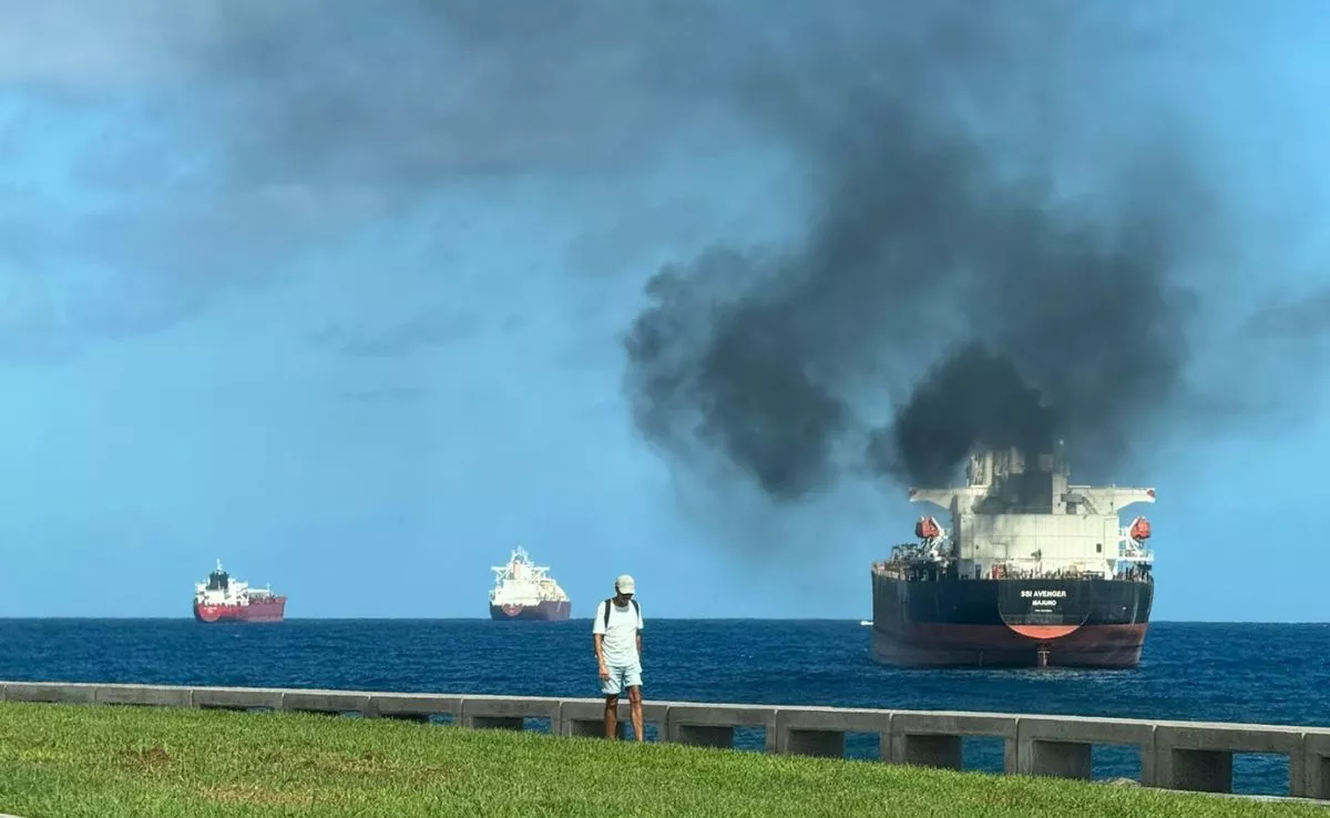 El buque 'SSI Avenger', que está atracado frente a la desembocadura de El Guiniguada, con su gran columna de humo y hollín a escasos metros de la costa. / AH