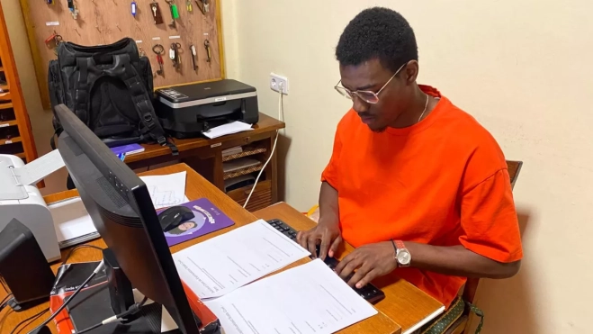 Joel en su puesto de trabajo como recepcionista en el Convento de Las Dominicas a través de la empresa de inserción / ATLÁNTICO HOY