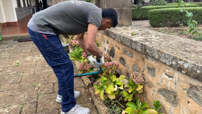 John realizando sus labores de jardinería en el Convenio de Las Dominicas / ATLÁNTICO HOY