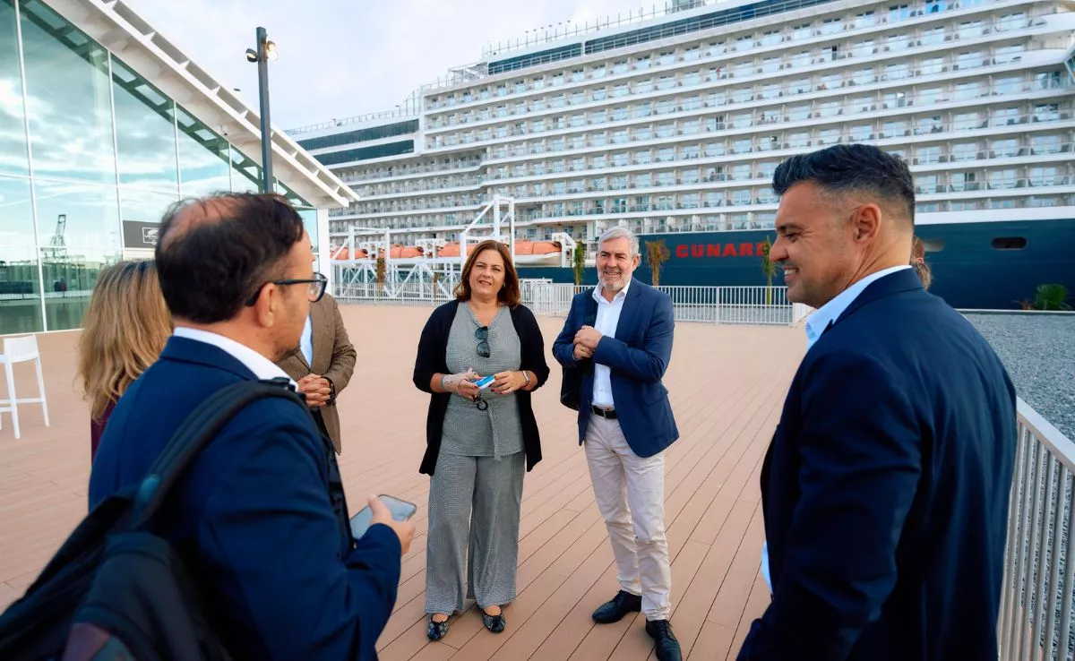 El presidente de Canarias, Fernando Clavijo, acompañado por representantes del Gobierno autonómico y de la presidenta de la Autoridad Portuaria, Beatriz Calzada. /Cedida