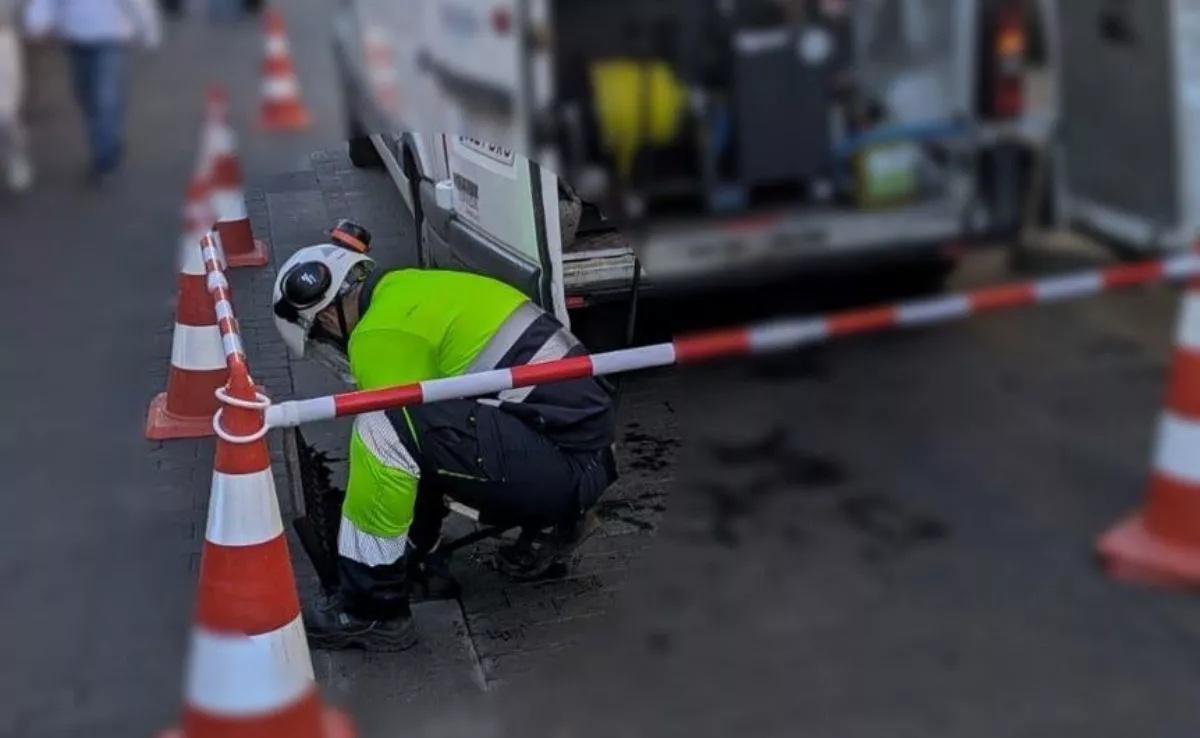 Trabajador de Teidagua realizando las labores de limpieza de los sumideros del casco histórico de La Laguna. /Redes