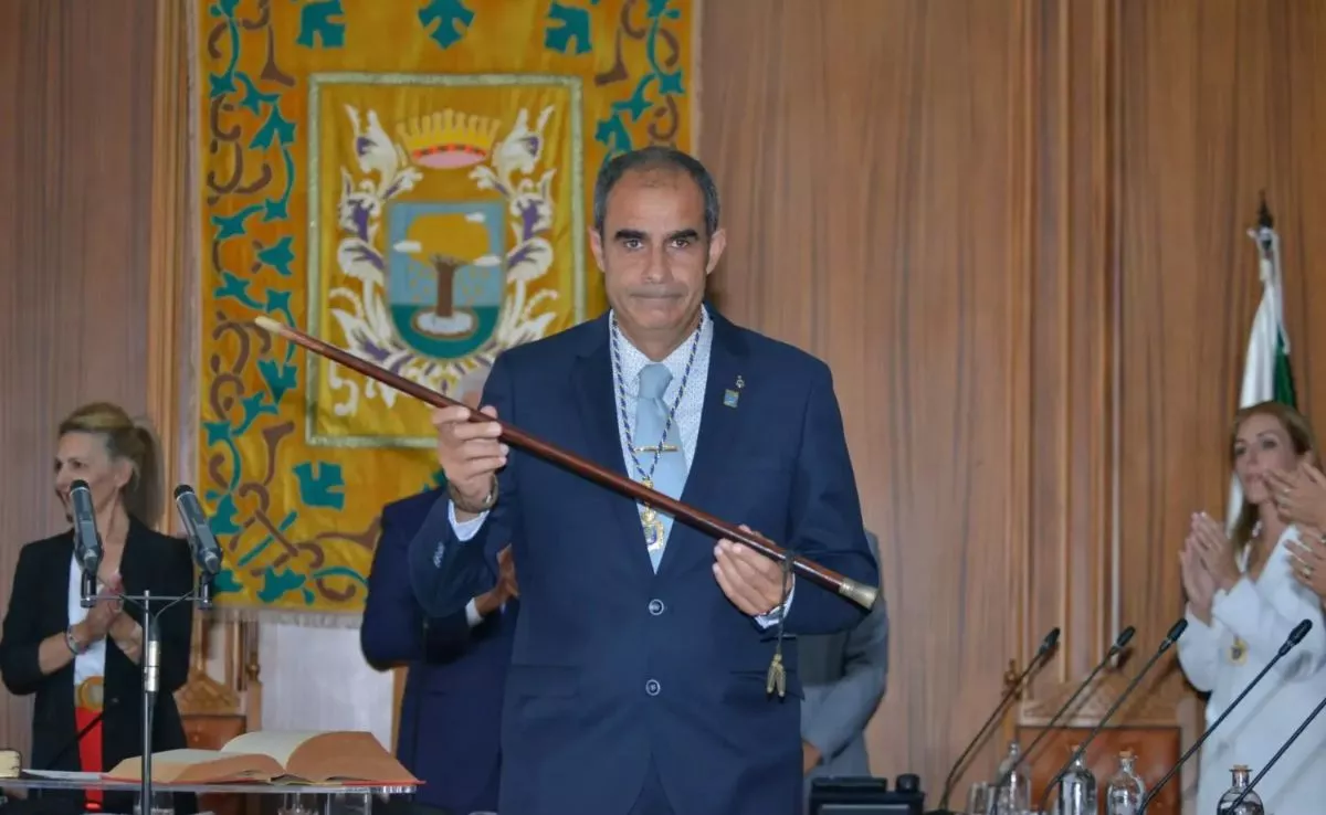 El alcalde de Valverde, Carlos Brito, en el momento de posesión como alcalde de Valverde. /EFE