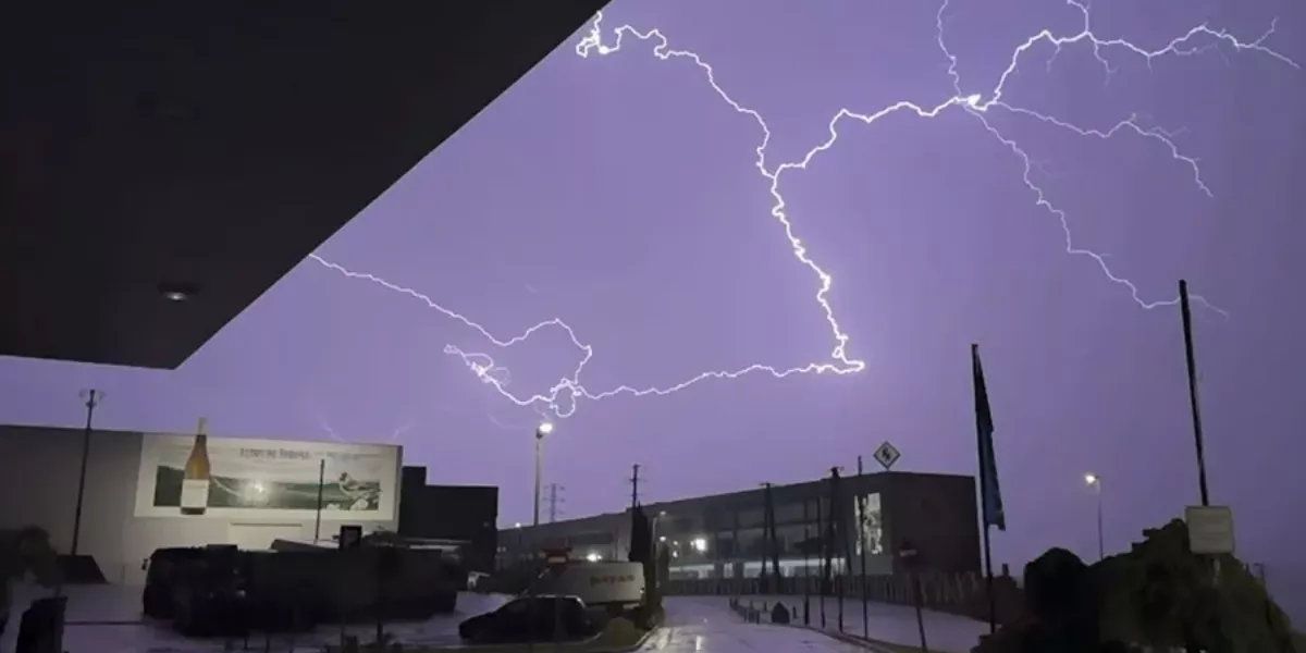Imagen de una tormenta eléctrica como la que se aproxima a Canarias / EFE