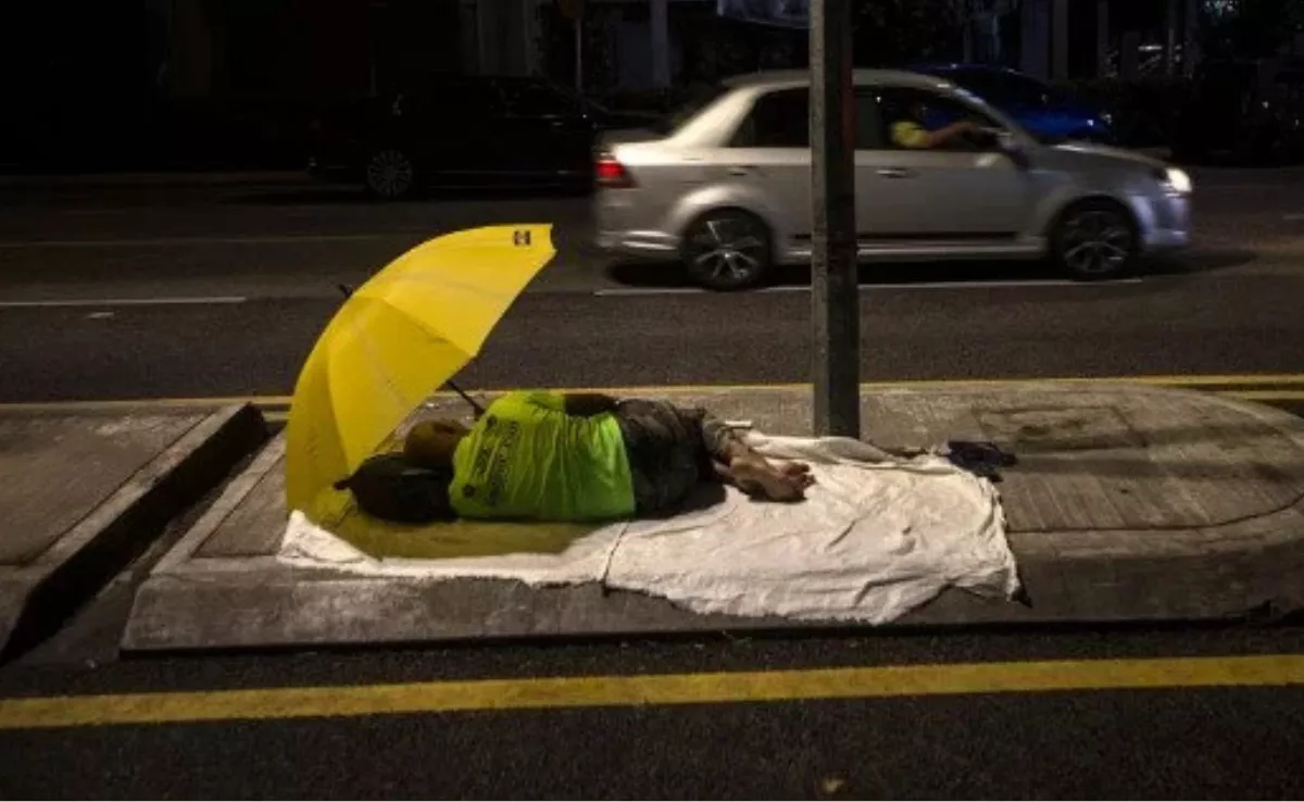 Persona en situación de sintecho durmiendo sobre una acera |RTVC