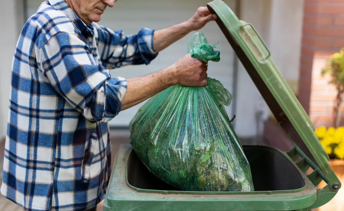Imagen de una persona tirando la basura / CANVA