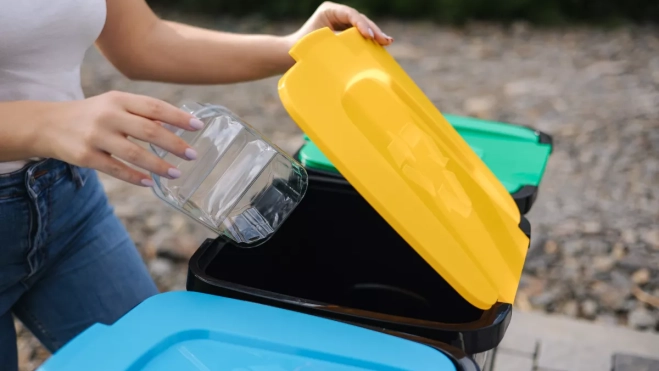 Imagen de una persona reciclando / CANVA