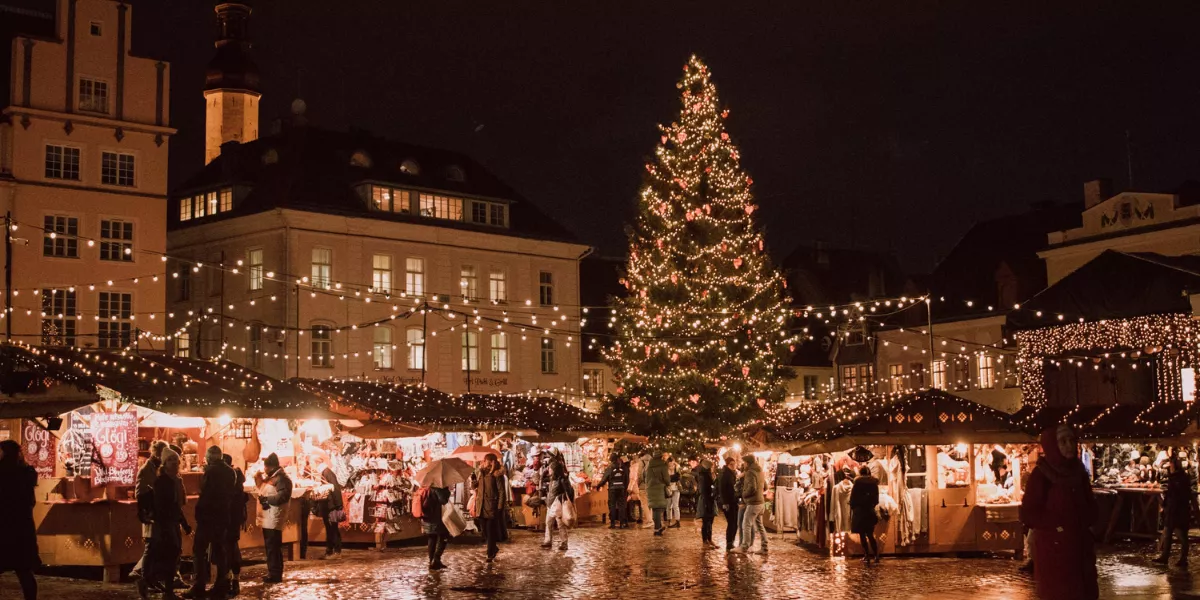 Imagen del encendido de luces en un pueblo / UNSPLASH